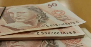 Em 1994 uma nota de R$ 50,00 cinquenta reais era quase que um salário mínimo. 