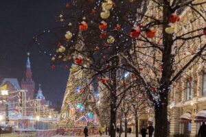 Árvores iluminadas e decoradas nas ruas de Moscou e em toda a Rússia são dedicadas ao Ano Novo, não ao Natal. Crédito: IcyS – Shutterstock