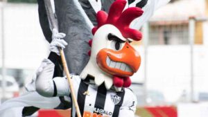 Galo Doido', mascote do Atlético-MG, durante partida pelo Estadual Gazeta Press