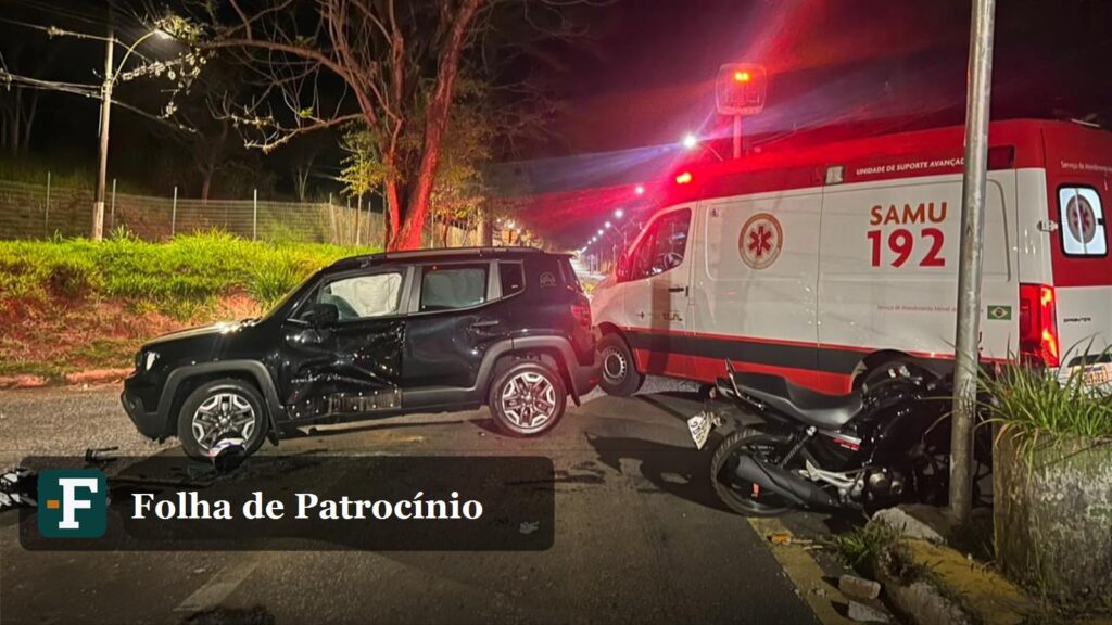 Acidente na AMG-0715 em Araxá com carro danificado e ambulância do Samu no local