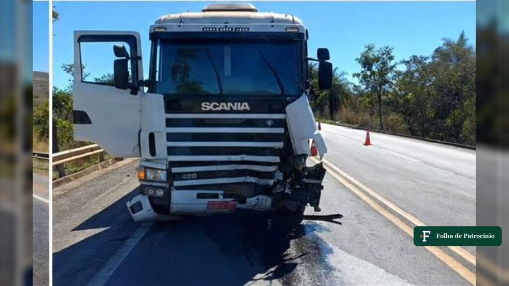 Caminhão danificado após acidente na BR-040 em São Gonçalo do Abaeté