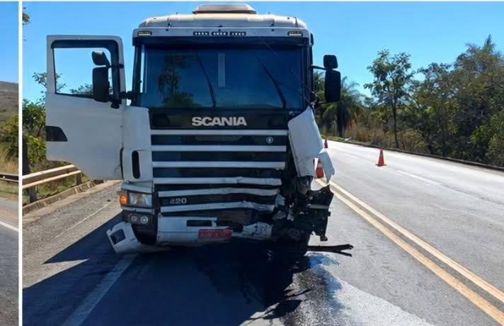 Caminhão danificado após acidente na BR-040 em São Gonçalo do Abaeté, região de Três Marias