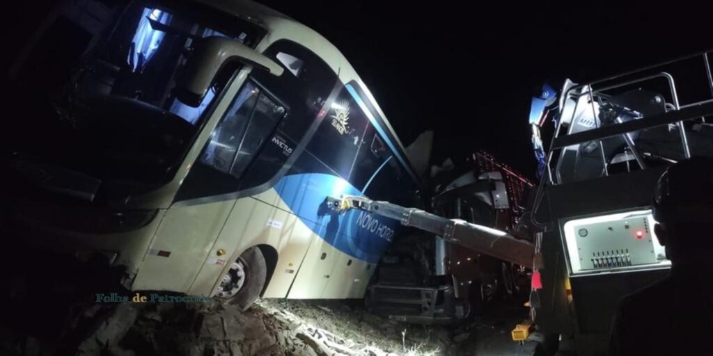 Acidente na BR-135 em Buenópolis: ônibus acidentado à noite ao lado de guindaste de resgate