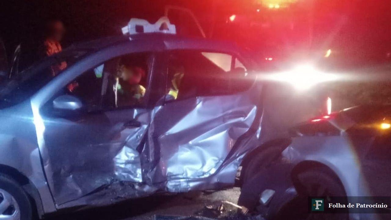 Carro destruído após acidente na BR-262 entre Campo Florido e Uberaba