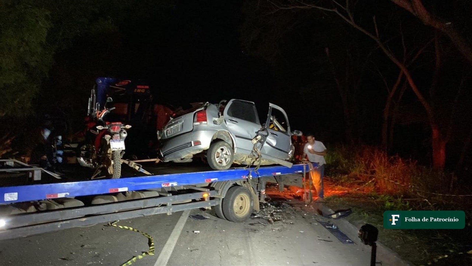 Carro destruído após acidente na BR-116 é removido por guincho em Teófilo Otoni