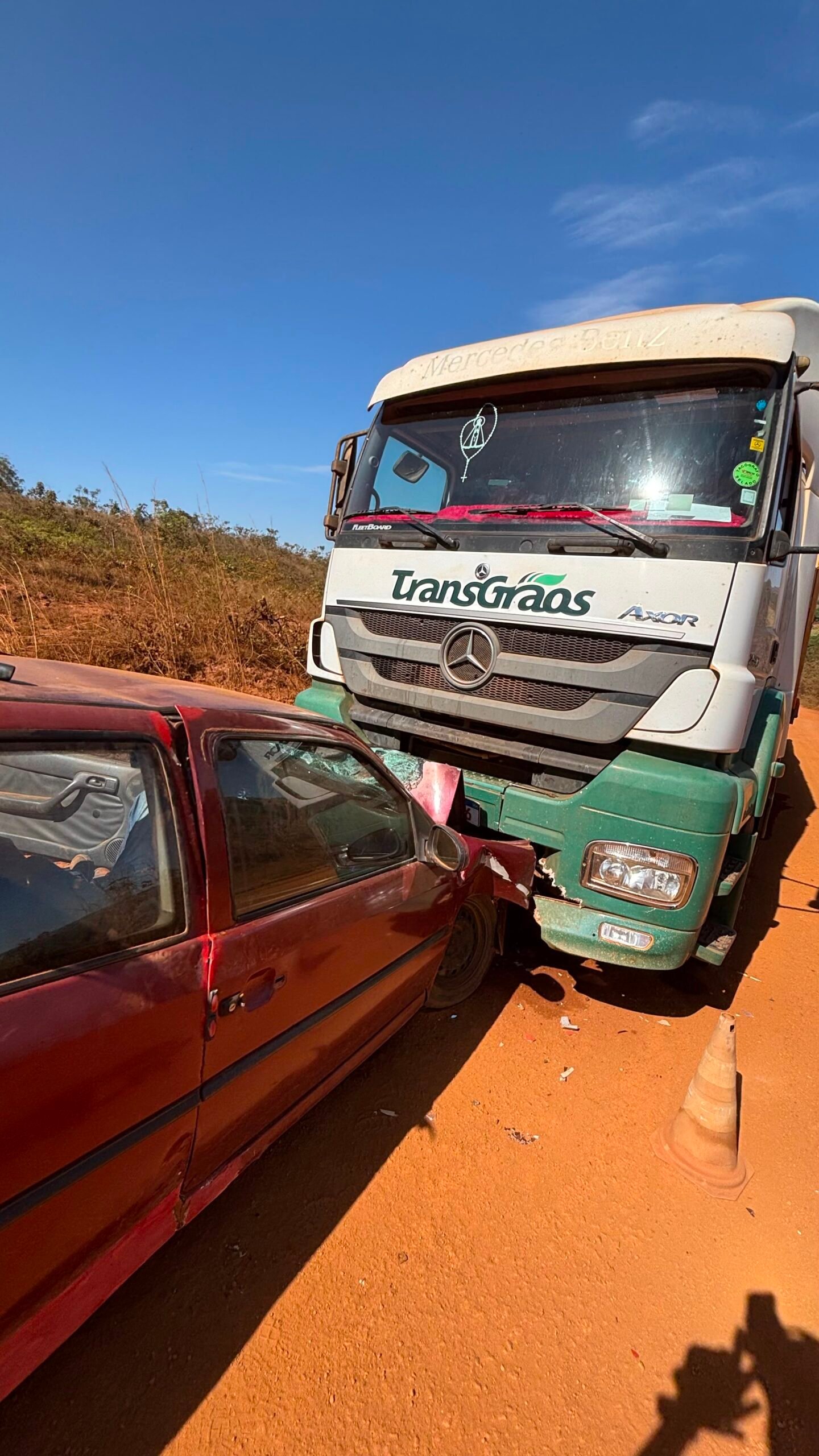 Colisão entre carreta e Volkswagen Gol no acidente rural em Patrocínio