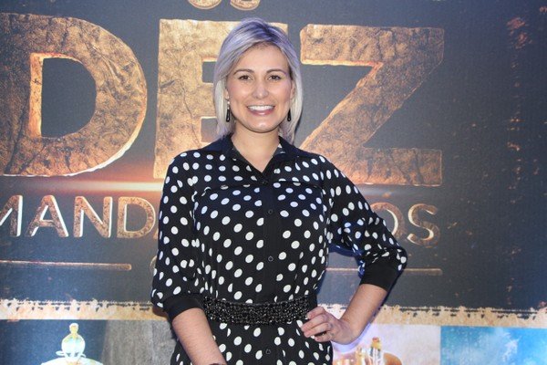 Andressa Urach sorri em evento público, antes de pedir perdão nas redes