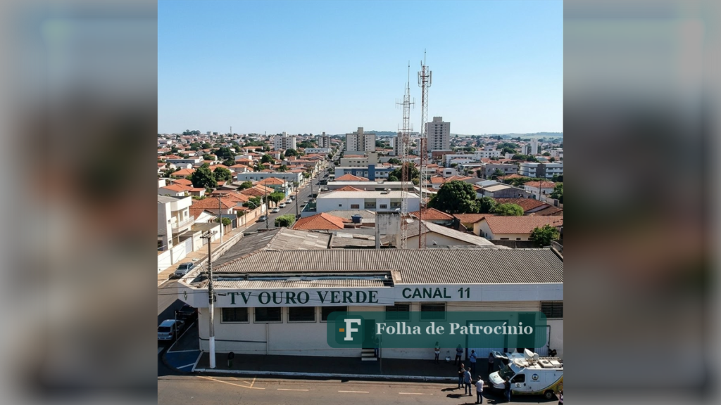 Antena da TV Ouro Verde vista do alto, com a cidade de Patrocínio ao fundo