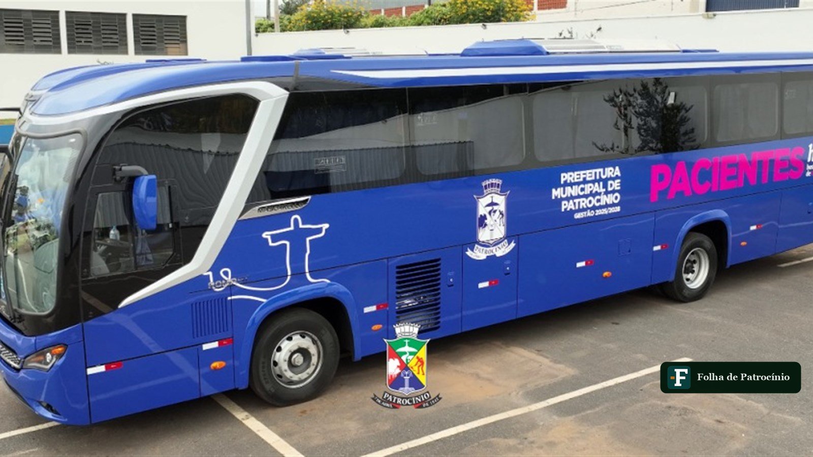 Ônibus da Prefeitura de Patrocínio para transporte de pacientes oncológicos, com adesivo Pacientes