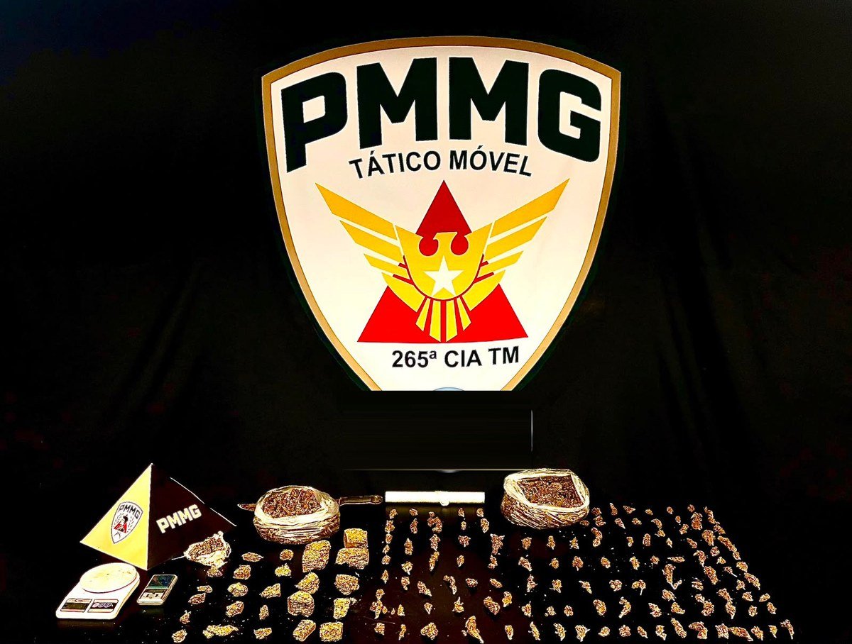 Materiais do tráfico de drogas apreendidos pela Polícia Militar no bairro Pizolato, em Patrocínio