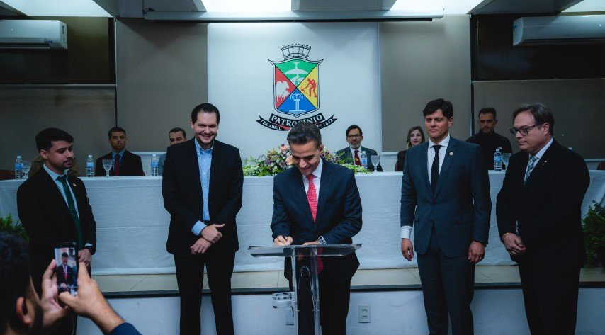 Assinatura da escritura da sede da OAB em Patrocínio, no auditório Geraldo Campos