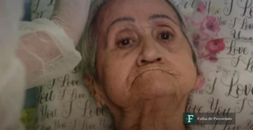 Idosa acamada recebe atenção domiciliar em casa, serviço ampliado pelo programa Padi Brasil do SUS