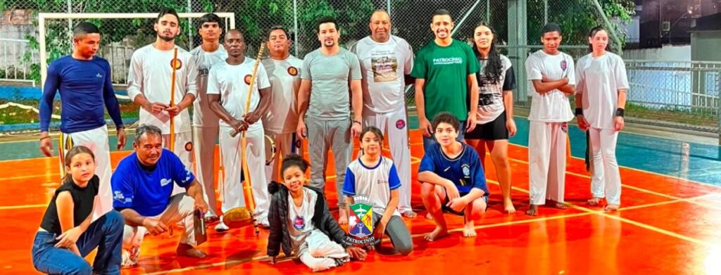aulão de capoeira em Patrocínio reunindo mestres e alunos em quadra à noite