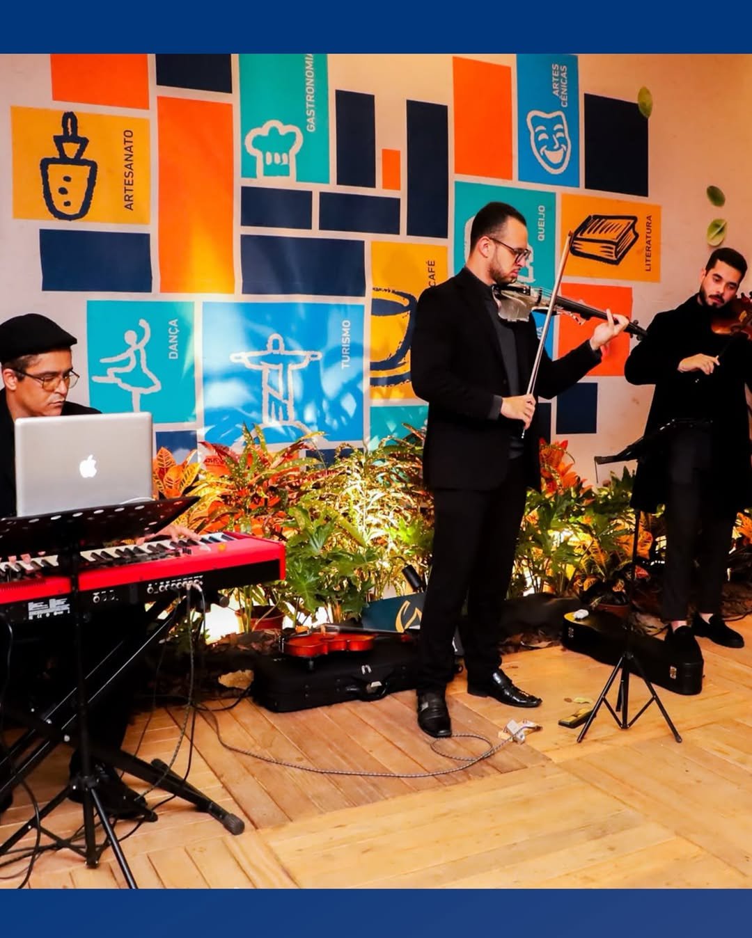 Músicos tocam violino e teclado em apresentação do balanço do Festival do Cerrado
