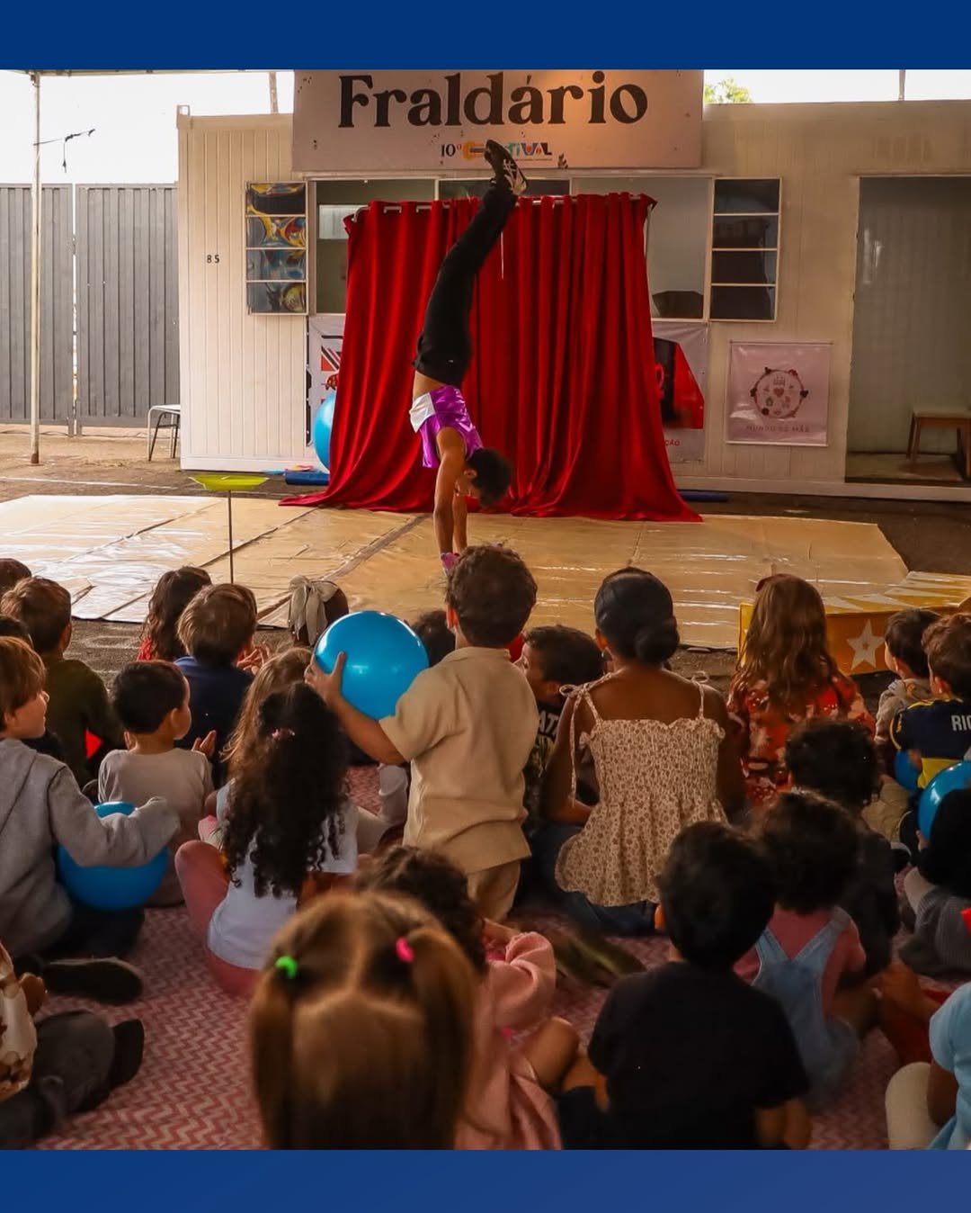 Circo se apresenta para crianças no balanço do Festival do Cerrado