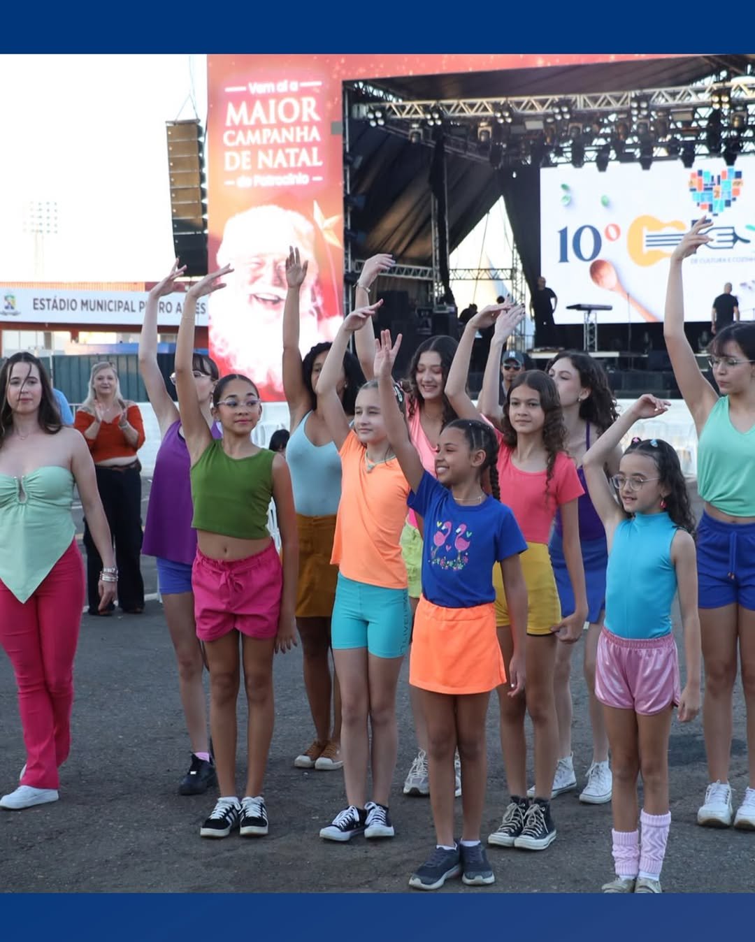 Grupo de dança se apresenta no palco principal do balanço do Festival do Cerrado