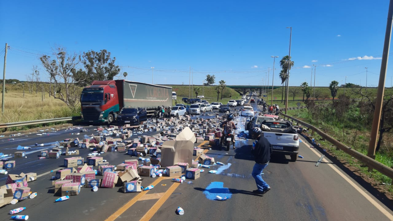 acidente na BR-050 em Uberlândia com carga de amaciante espalhada na pista