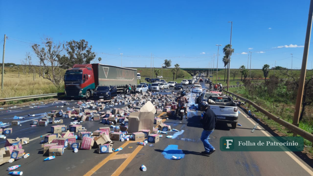 acidente na BR-050 em Uberlândia com carga de amaciante espalhada na pista