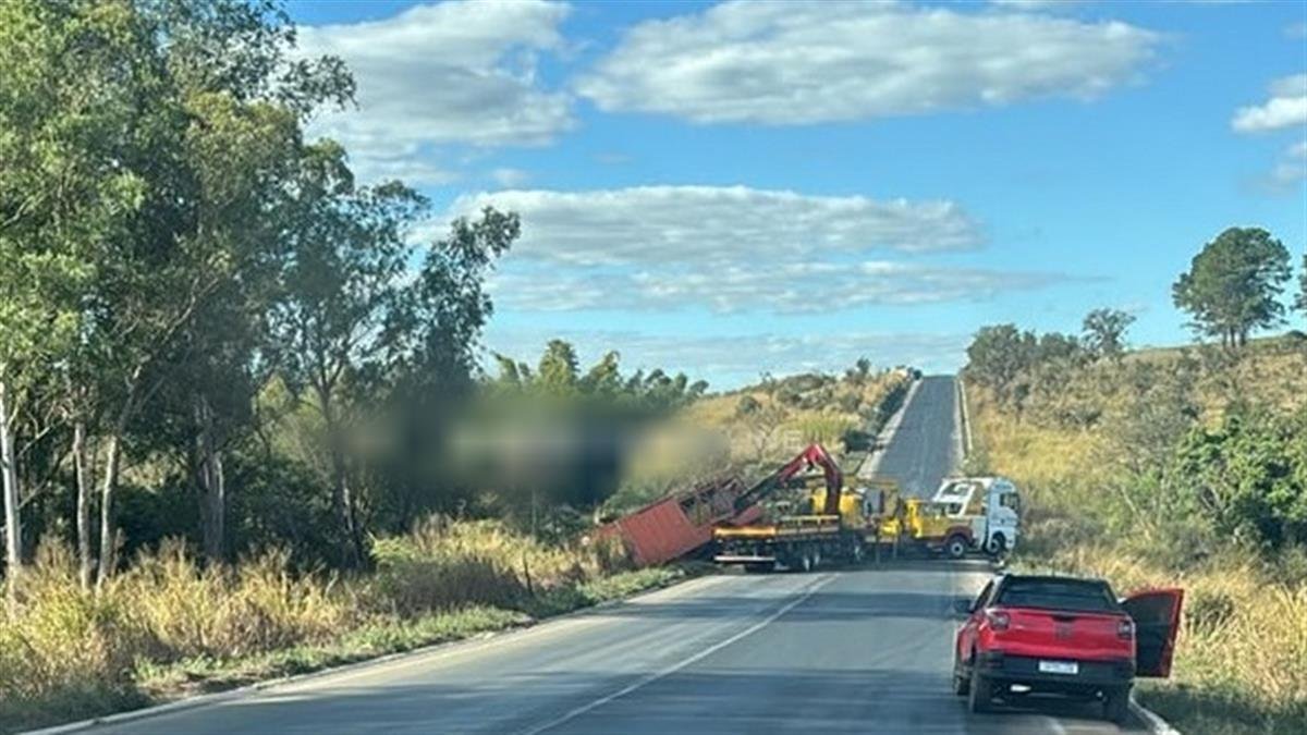 Caminhão tombado às margens da BR-365 em Patrocínio com carga de brinquedos espalhada na pista