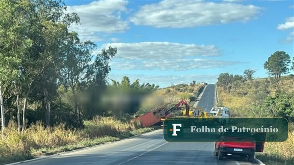 Caminhão tombou na BR-365 em Patrocínio e deixa trecho interditado com carga de brinquedos
