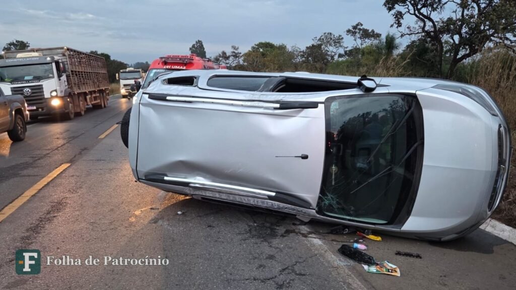 Capotamento na BR-365: carro tombado sobre a pista com equipes de resgate ao amanhecer, perto do Caipirão, em Patrocínio