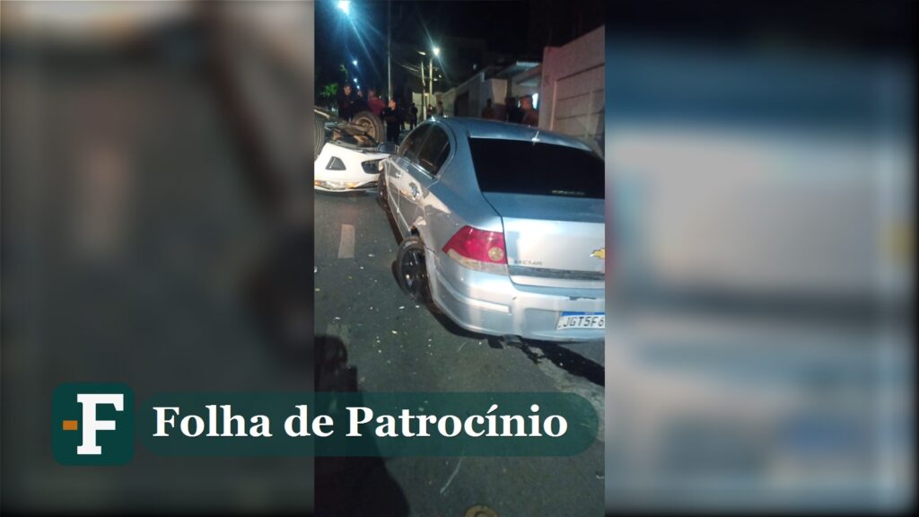 Carro Chevrolet Vectra prateado ao lado do veículo branco capotado após capotamento no bairro São Francisco em Patrocínio