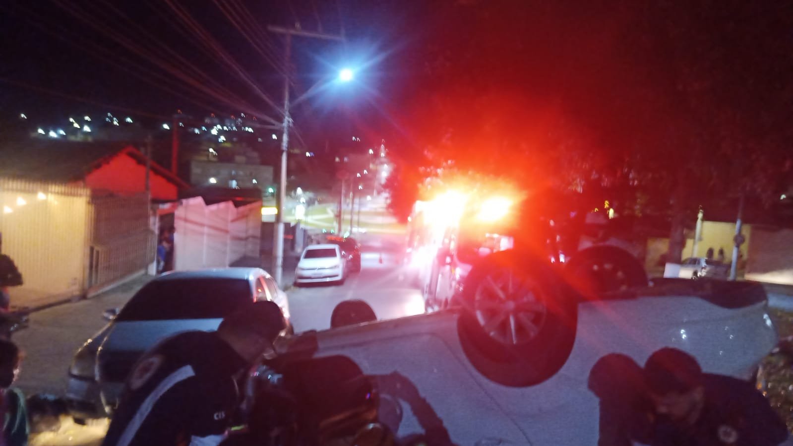 Viatura e equipes atendem capotamento no bairro São Francisco em Patrocínio