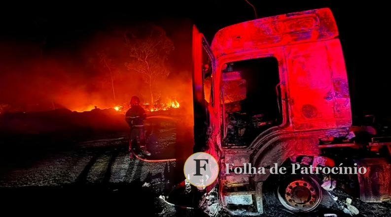 Bombeiro combate carreta pega fogo na BR-365 em Patos de Minas