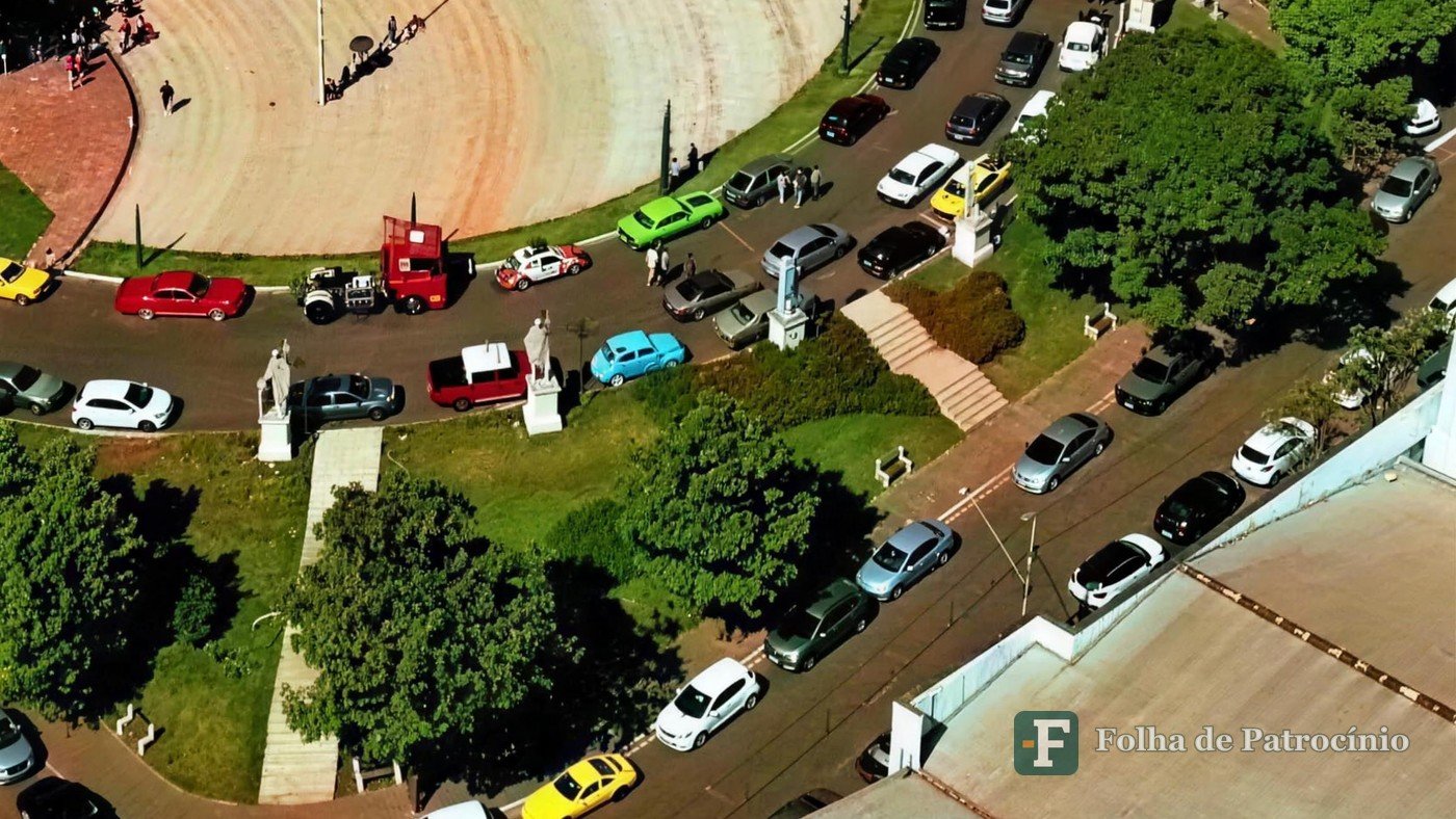 Carros antigos coloridos enfileirados na esplanada da Basílica durante a Romaria dos Carros Antigos