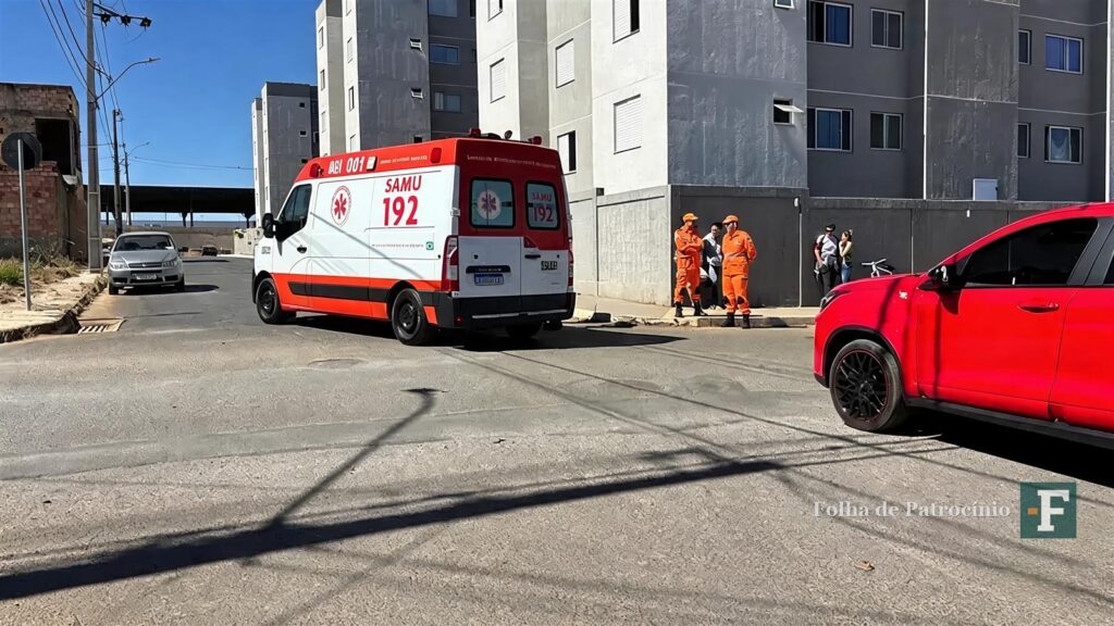 Ambulância do SAMU e carro no local do acidente que matou ciclista em Patos de Minas