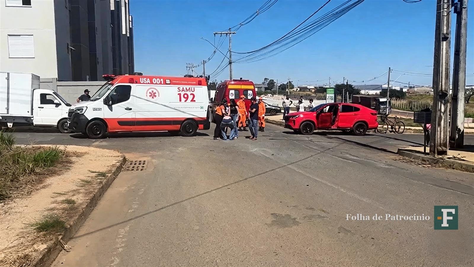 Ambulância do SAMU e carro no local do acidente que matou ciclista em Patos de Minas