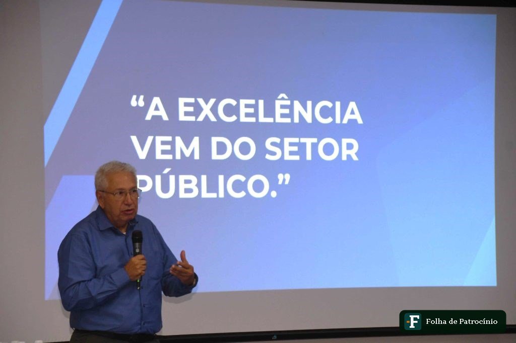 Diretor apresenta resultados do Projeto Cidades Excelentes em Patrocínio, com frase sobre excelência do setor público em tela