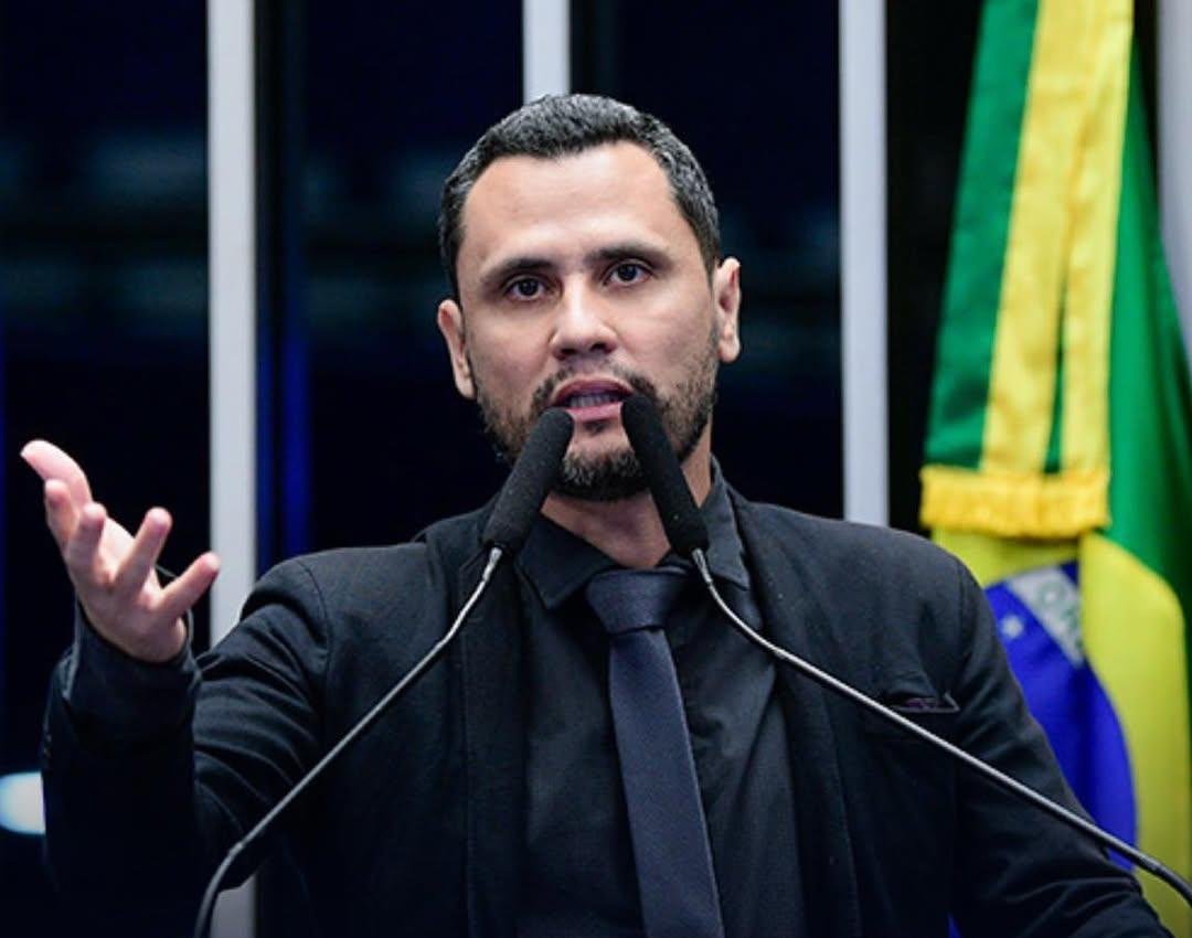 Senador Cleitinho Azevedo discursa no Senado, no centro da novela Cleitinho sobre a candidatura ao governo de Minas