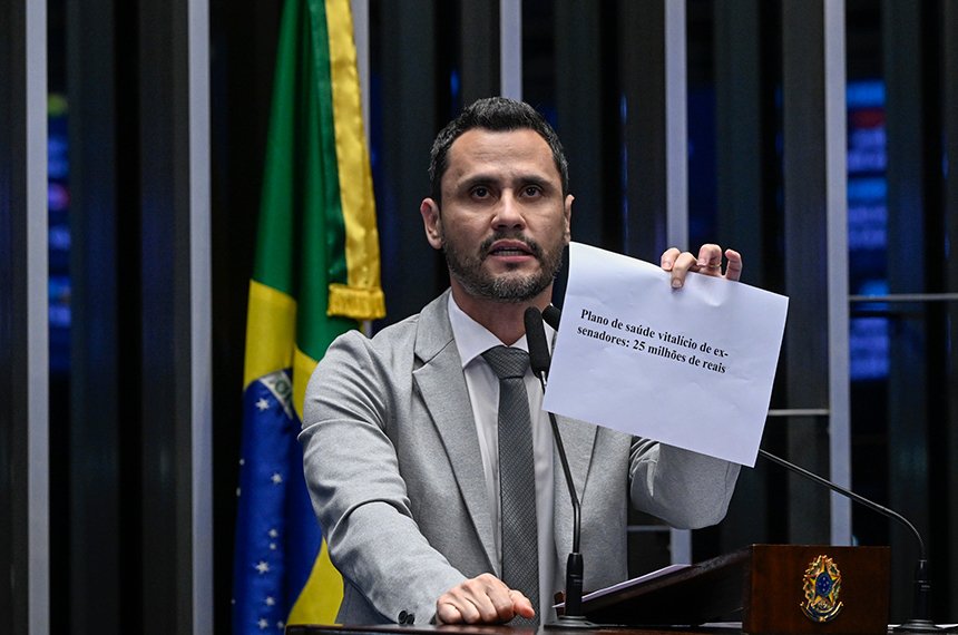 Senador Cleitinho discursa no plenário do Senado, dias antes de declarar que mantém candidatura ao governo de Minas