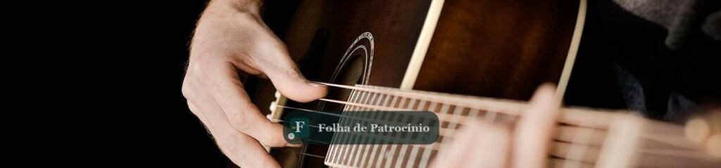 Aluno toca violão durante matrículas no Conservatório de Patrocínio