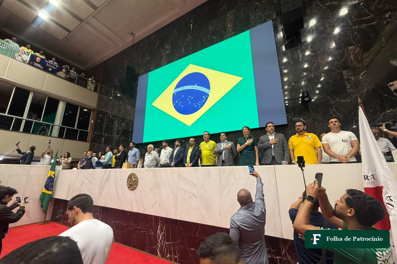 Plenário da Assembleia Legislativa de Minas Gerais durante a convenção estadual do PL, com a bandeira do Brasil no telão