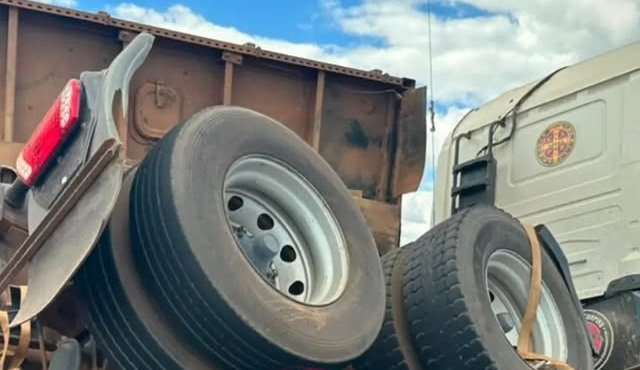 Caminhão tombou em Celso Bueno, distrito de Monte Carmelo, com carga de batatas espalhada na pista