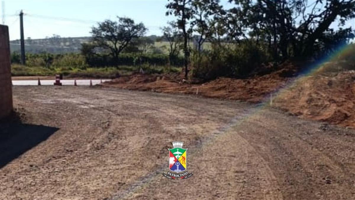 Trecho de estrada vicinal recebendo serviços de cascalhamento no programa de desenvolvimento rural de Patrocínio