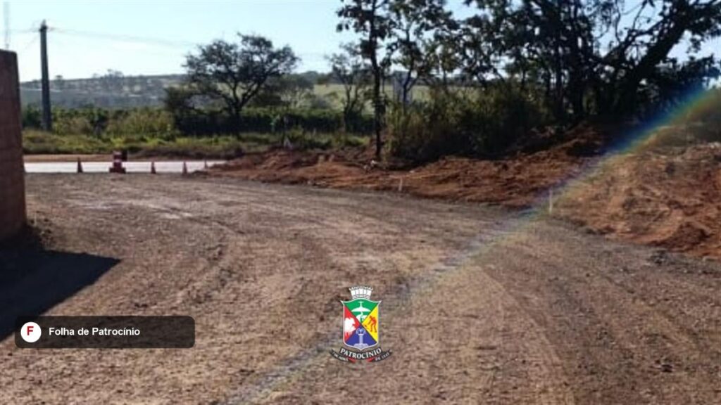 Estrada rural em obras de cascalhamento, parte do investimento em desenvolvimento rural em Patrocínio