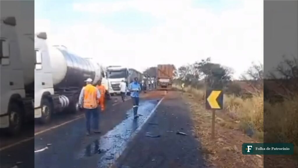 Engavetamento na BR-262 entre Uberaba e Peirópolis, com carretas paradas e equipe de socorro na pista