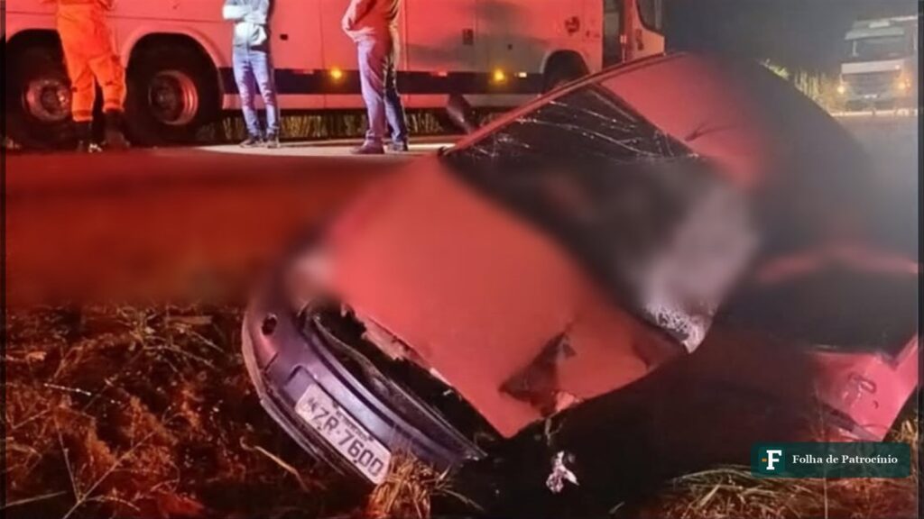 Carro Ford Ka destruído após colisão com ônibus na BR-365, próximo ao bairro Congonhas, em Patrocínio