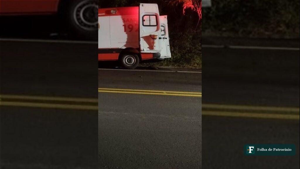 Ambulância do SAMU estacionada à noite em rodovia próxima ao local do homicídio em Salitre de Minas