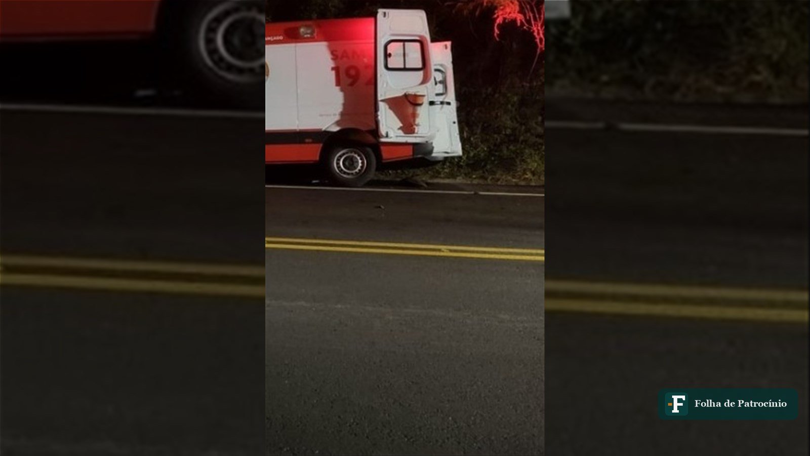 Ambulância do SAMU em rodovia próxima ao local do homicídio em Salitre de Minas