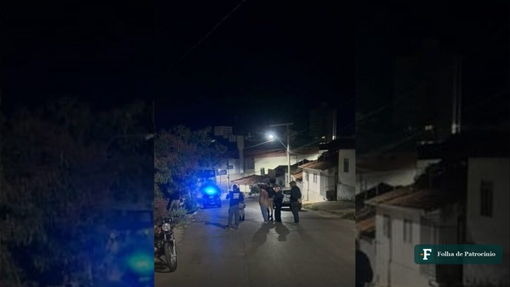 Homem - Policiais militares e viatura no local onde o homem morto a tiros no bairro Água Limpa, em João Pinheiro