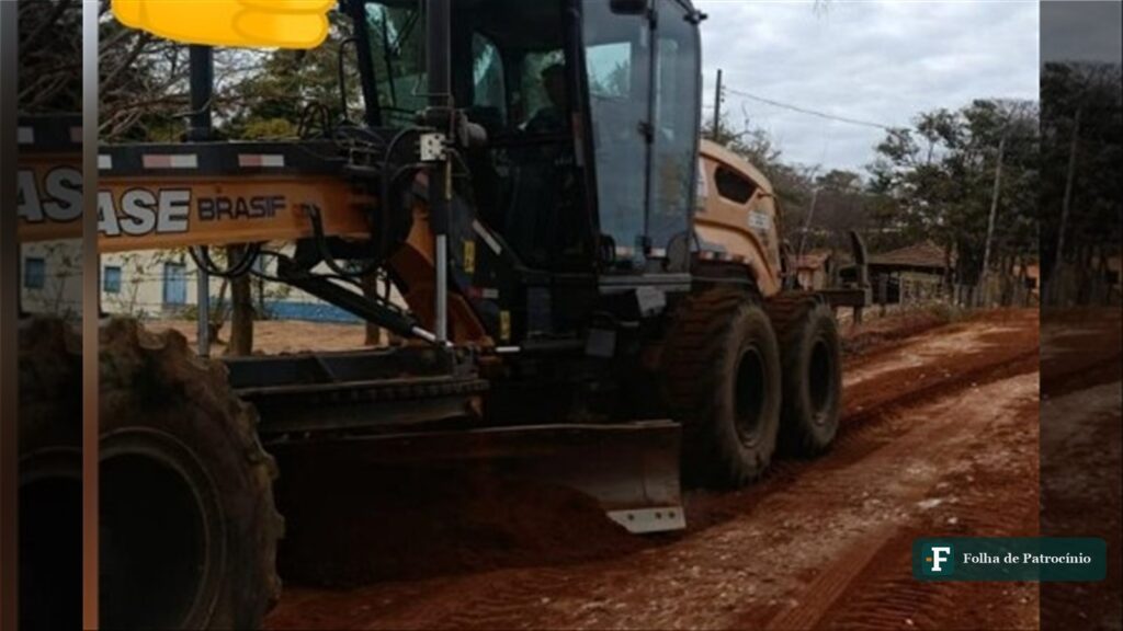 Patrola realiza recuperação de estrada rural de terra em Patrocínio