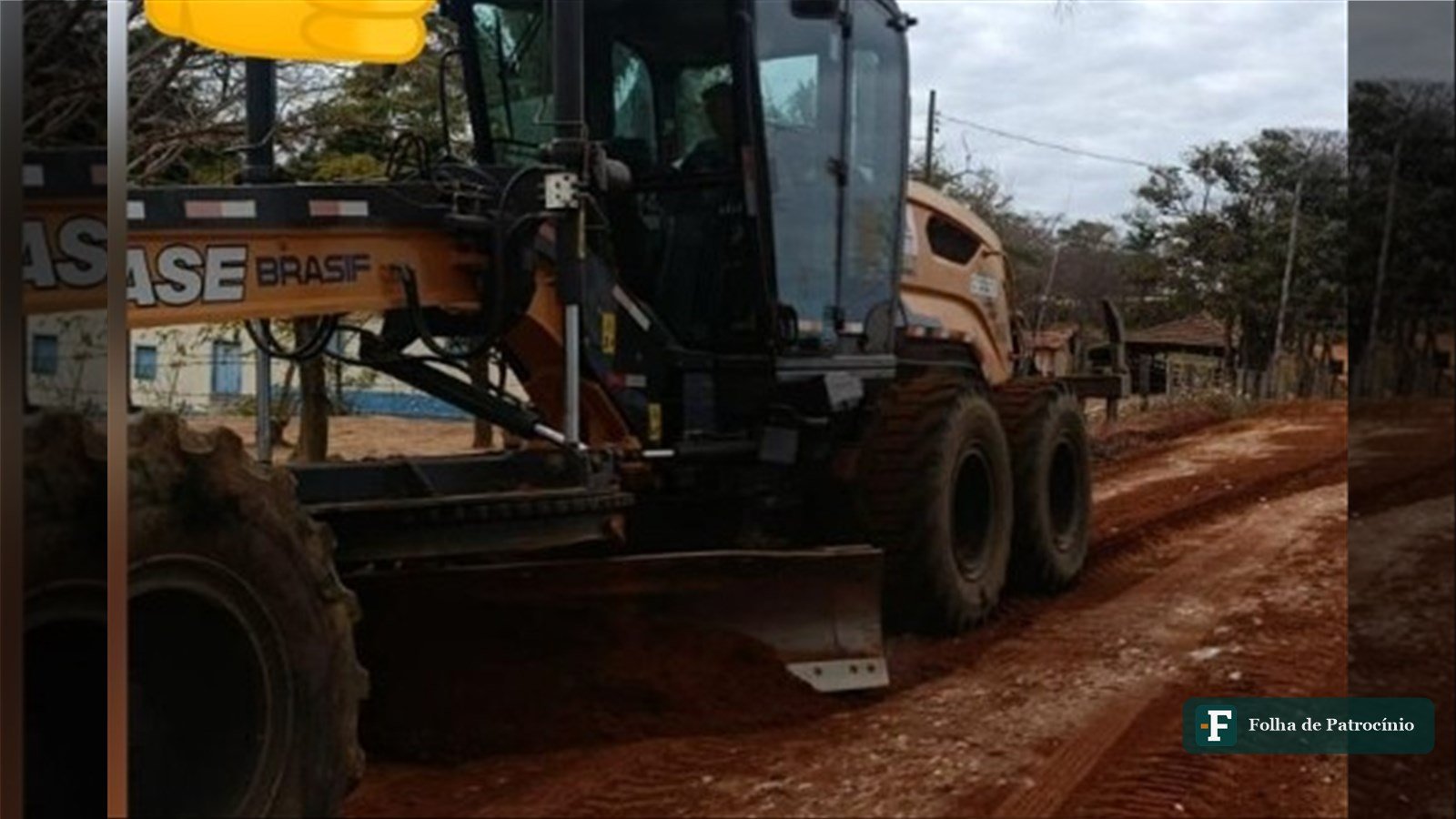 Patrola realizando recuperação de estrada rural de terra em Patrocínio