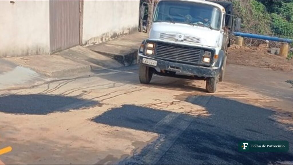 Caminhão da Secretaria de Obras realiza reparo de asfalto em via de Patrocínio
