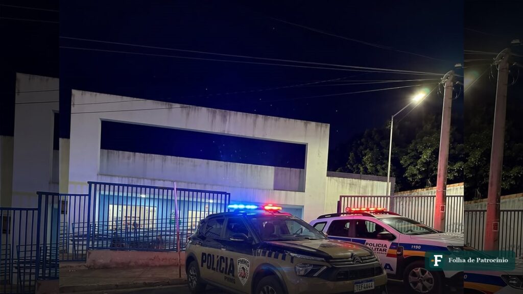 Viaturas da Polícia Militar em frente a prédio público à noite, após briga registrada em João Pinheiro