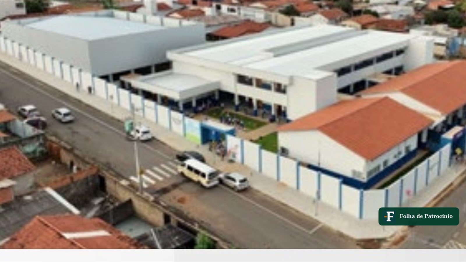 Fachada de escola municipal da rede de educação em Patrocínio vista de cima