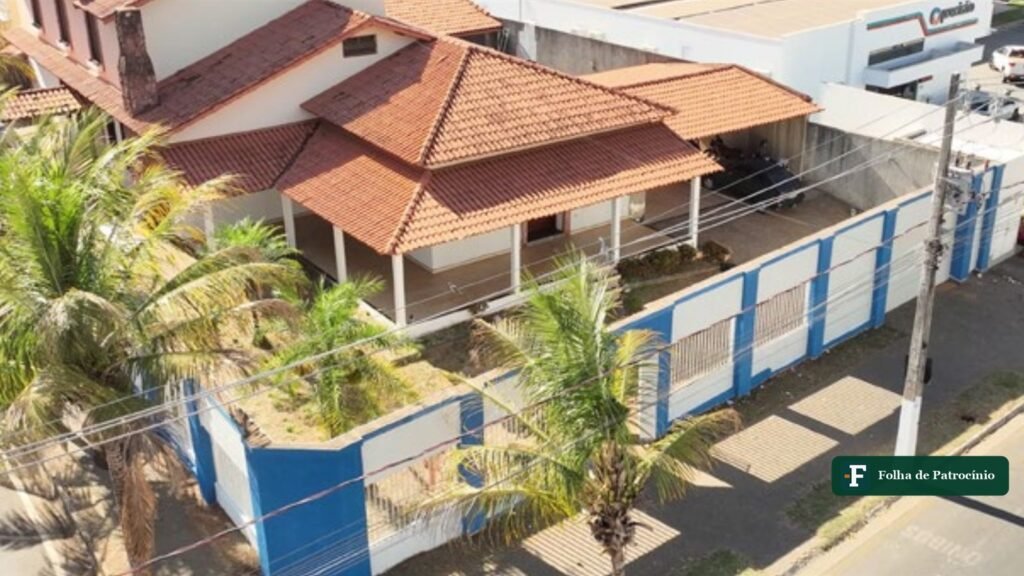 Fachada de escola da rede de educação em Patrocínio vista de cima